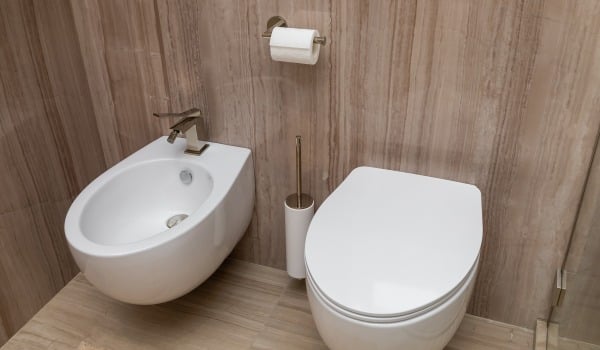 Do czego służy bidet i dlaczego warto go mieć w łazience?